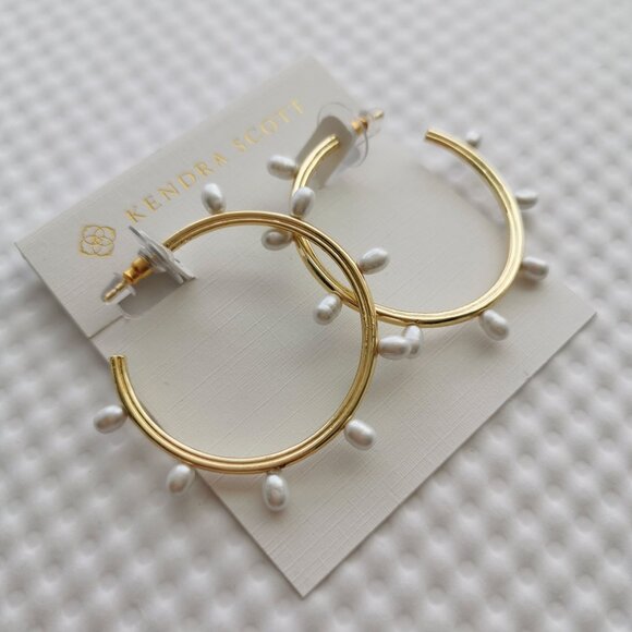 Kendra Scott White Pearl Leighton Gold Hoop Earrings NEW WITH POUCH - Picture 4 of 4